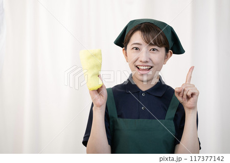 黄色いタオルを持つハウスクリーニングの女性 黄色いタオルを持つハウスクリーニングの女性 117377142