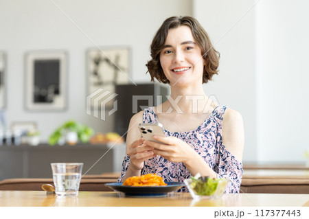 カフェで写真を撮るインバウンドの外国人女性　 117377443