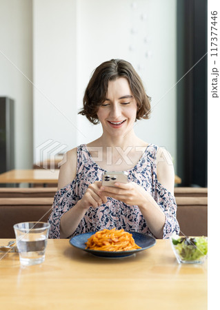 カフェで写真を撮るインバウンドの外国人女性　 117377446