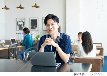 オフィスで働く若い男性 オフィスで働く若い男性 117377788
