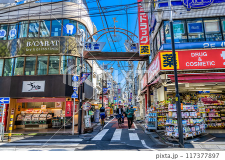 東京都渋谷区の都市風景 笹塚駅 笹塚観音通り商店街 東京都渋谷区の都市風景 笹塚駅 笹塚観音通り商店街 117377897