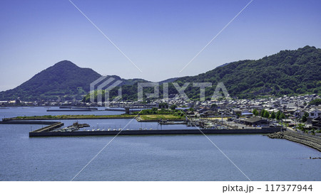 寄島の街並みと寄島漁港　岡山県浅口市 117377944