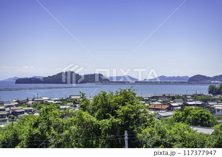 寄島の街並みと三郎島　岡山県浅口市 117377947