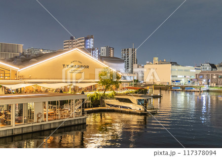 落ち着いた雰囲気の天王洲運河の夜景 117378094