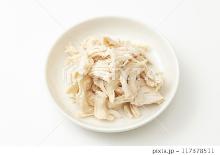 茹でて割いたささみ　白バック 117378511
