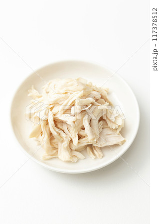 茹でて割いたささみ 白バック 茹でて割いたささみ 白バック 117378512
