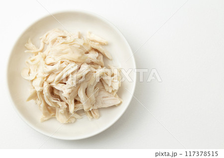 茹でて割いたささみ　白バック 117378515