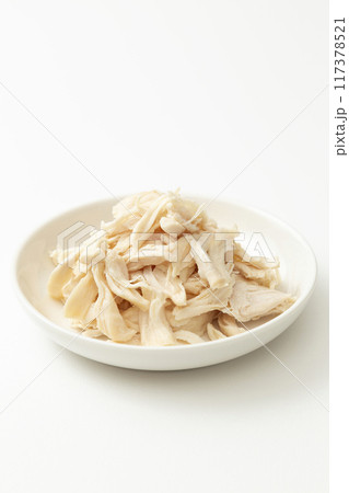 茹でて割いたささみ　白バック 117378521