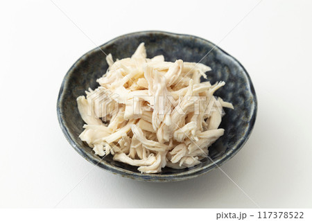 茹でて割いたささみ　白バック 117378522