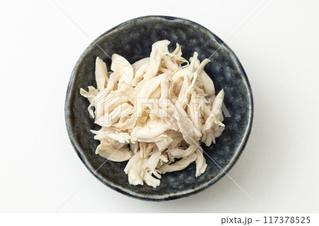 茹でて割いたささみ　白バック 117378525
