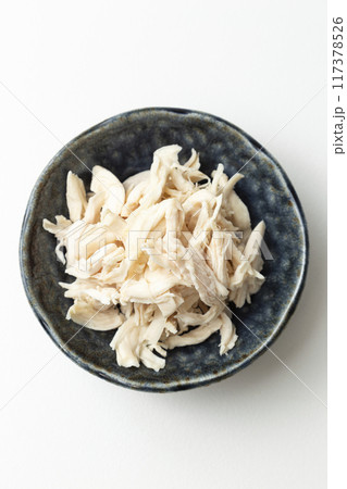 茹でて割いたささみ　白バック 117378526