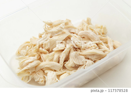 茹でて割いたささみ 白バック 茹でて割いたささみ 白バック 117378528