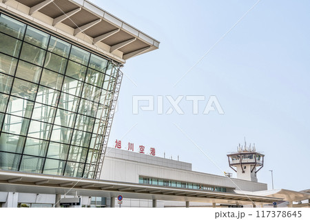 北海道旭川市　人気の観光地　美瑛の最寄りの空港　快晴の旭川空港 117378645