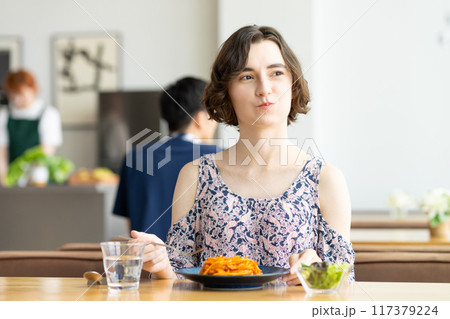 カフェでパスタを食べる外国人観光客の若い女性 117379224