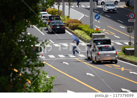 昼の名古屋の街の交差点の車と通行人の様子 117379899