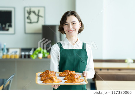 カフェの若い外国人スタッフ　 117380060