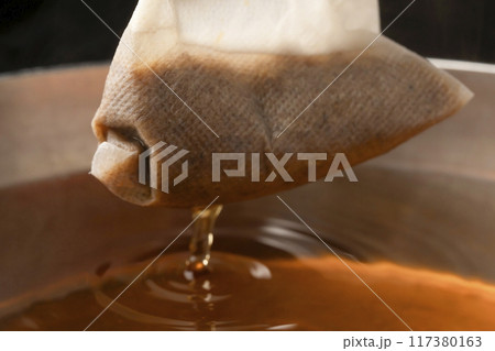 出汁パック　菜箸で出汁パックを上げる 117380163