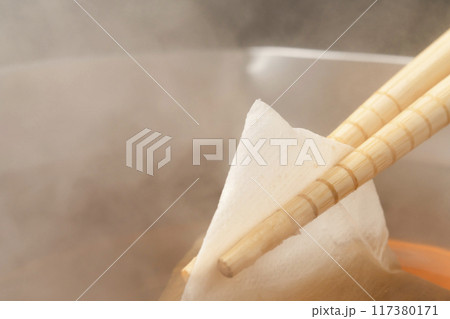 出汁パック　菜箸で出汁パックを上げる 117380171