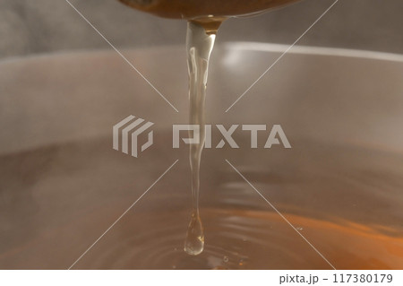 出汁パック　菜箸で出汁パックを上げる 117380179