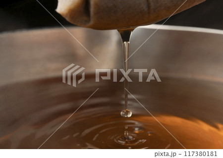 出汁パック　菜箸で出汁パックを上げる 117380181