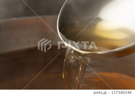 出汁　おたまで出汁をすくう 117380246