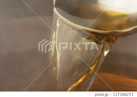 出汁 おたまで出汁をすくう 出汁 おたまで出汁をすくう 117380251