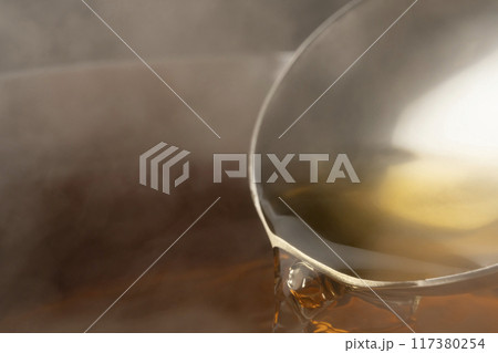 出汁　おたまで出汁をすくう 117380254