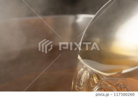 出汁　おたまで出汁をすくう 117380260