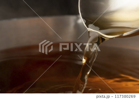 出汁　おたまで出汁をすくう 117380269