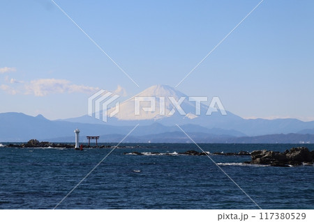 正月の富士山をバックにして海上に浮かぶ森戸神社名島 正月の富士山をバックにして海上に浮かぶ森戸神社名島 117380529
