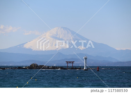 正月の富士山をバックにして海上に浮かぶ森戸神社名島 正月の富士山をバックにして海上に浮かぶ森戸神社名島 117380530