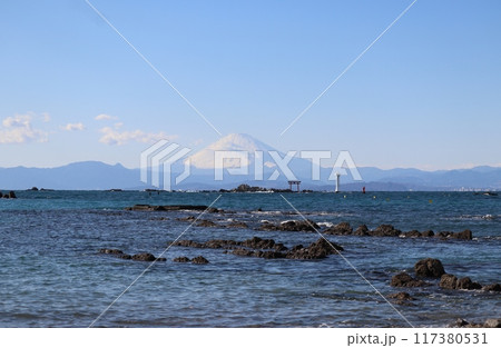 正月の富士山をバックにして海上に浮かぶ森戸神社名島 117380531