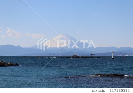 正月の富士山をバックにして海上に浮かぶ森戸神社名島 正月の富士山をバックにして海上に浮かぶ森戸神社名島 117380533