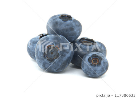 Close-up of fresh blueberries isolated on a white background 117380633