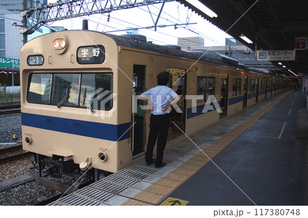 岡山駅に停車中の宇野線103系電車(岡山⇔宇野) 岡山駅に停車中の宇野線103系電車(岡山⇔宇野) 117380748