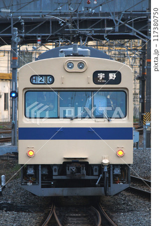 岡山駅を発車する宇野線103系電車（岡山⇔宇野） 117380750