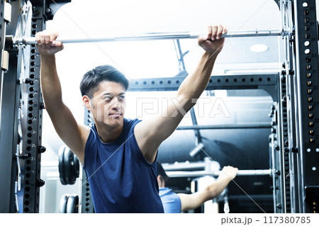 スポーツジム　トレーニングジム　男性　筋トレ　ポートレート 117380785