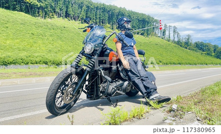ツーリングバイクで走るライダー 117380965