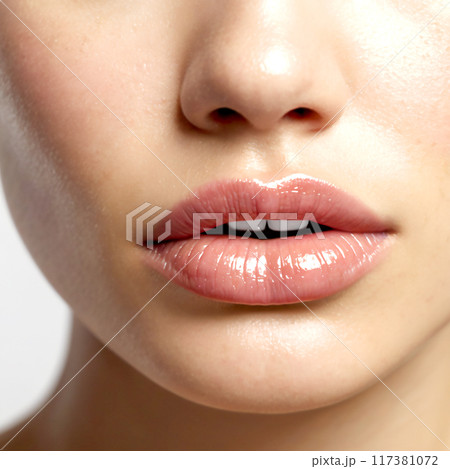 ナチュラルな潤いがある女性の唇 117381072