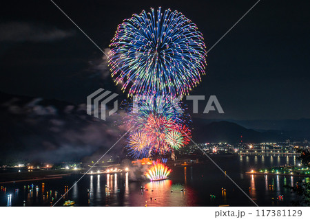 夏の夜空を彩る華麗な花火 117381129
