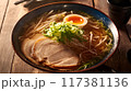 美味しそうな卵ともやしとネギが入った醤油チャーシューラーメン 117381136