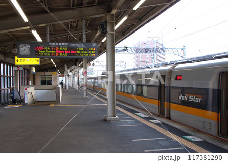 東広島駅に停車中の山陽新幹線700系ひかりレールスター 117381290