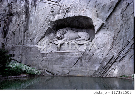 スイス ルツェルン 公園にあるライオン記念碑はフランス革命の悲劇を伝える慰霊碑 スイス ルツェルン 公園にあるライオン記念碑はフランス革命の悲劇を伝える慰霊碑 117381503