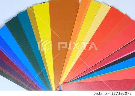 扇状に広げた色見本カード 117382075