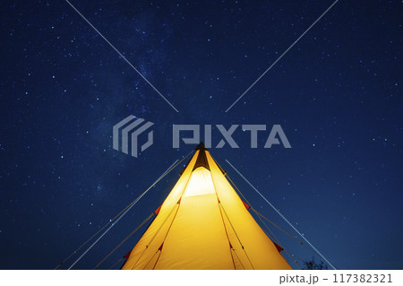 星空とテント 117382321