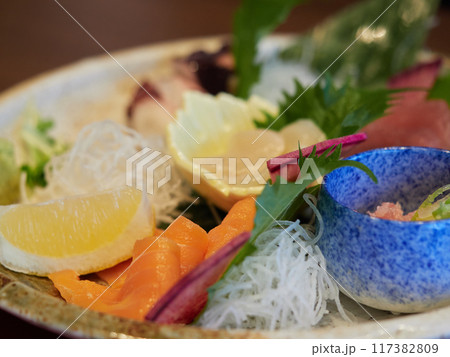 日本の店の刺身盛り合わせ料理のアップ写真 117382809