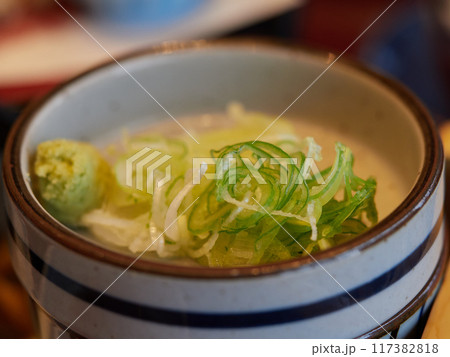 日本の和食レストランの蕎麦用の薬味とわさびの様子 117382818