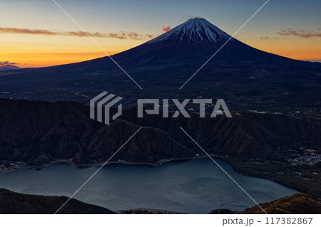 御坂山地・雪頭ヶ岳から見る夜明けの富士山と西湖 117382867