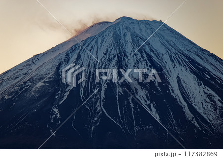 御坂山地・雪頭ヶ岳から見る夜明けの富士山 117382869