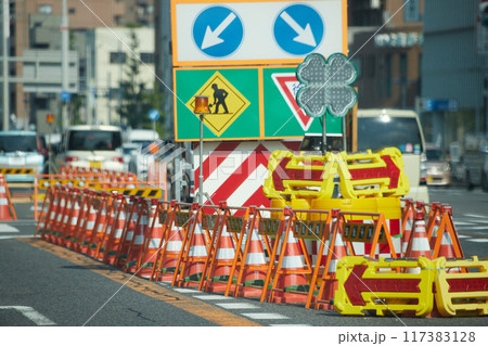 都市の朝の通勤時間の車の列と道路の工事現場の様子 都市の朝の通勤時間の車の列と道路の工事現場の様子 117383128